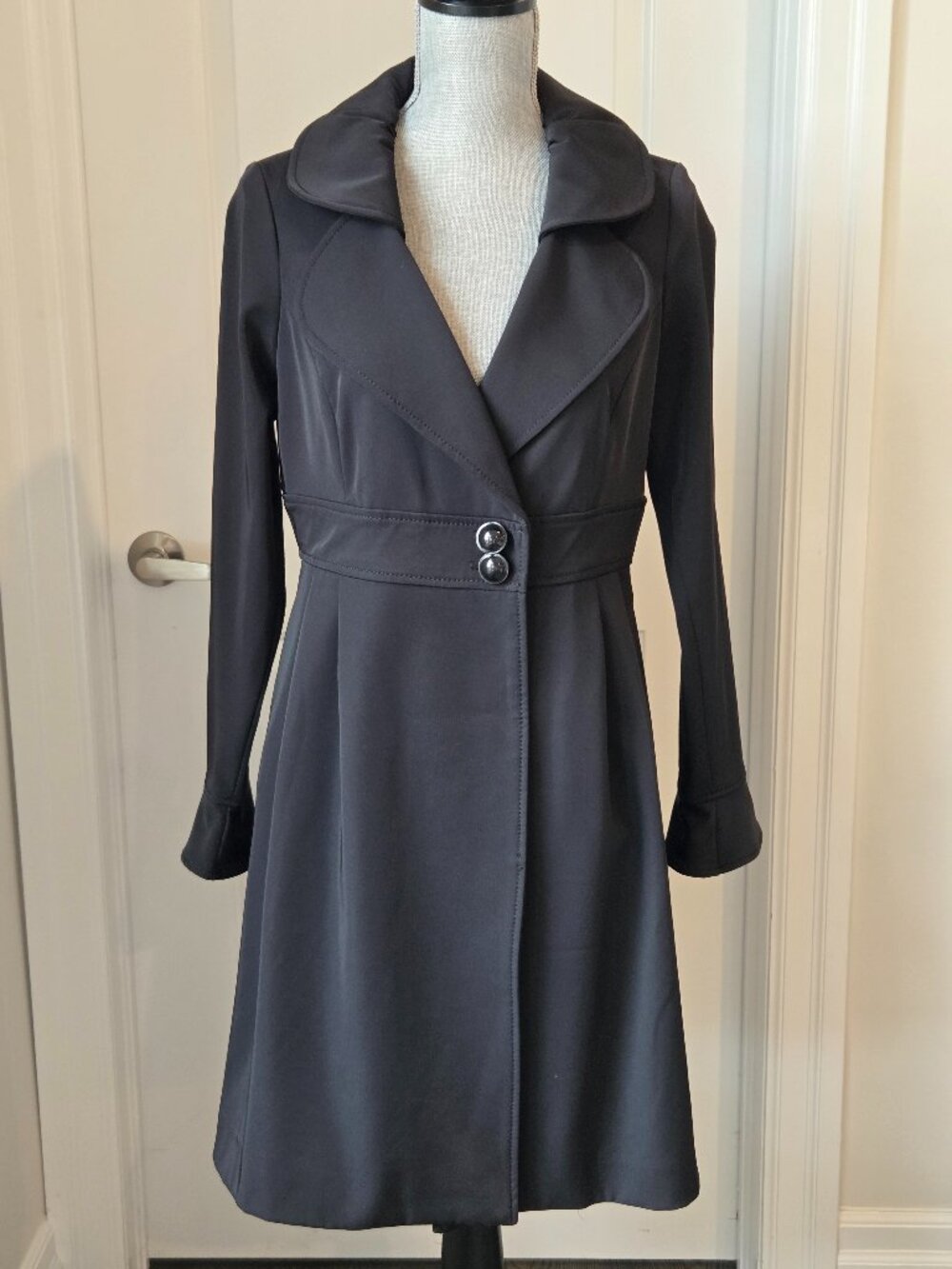 Penelope &Monica Cruz chic black fit and flare mid lengh trench coat Med